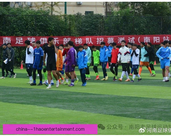 青训梯队下底传中送助攻，小将包抄破门展现未来
